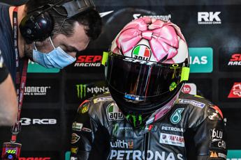 Valentino Rossi, fiocco rosa sul casco per la figlia in arrivo - Cremaoggi